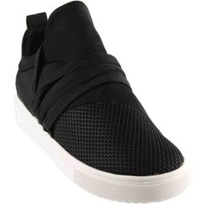 Athletic tennis shoes